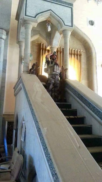 بالصورة .. جندي عراقي يرفع الاذان في جامع الانبياء وسط الفلوجة