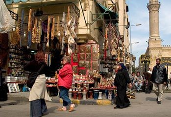 من هنا و هناك خان الخليلي من بين أقدم أسواق الشرق الأوسط في مصر