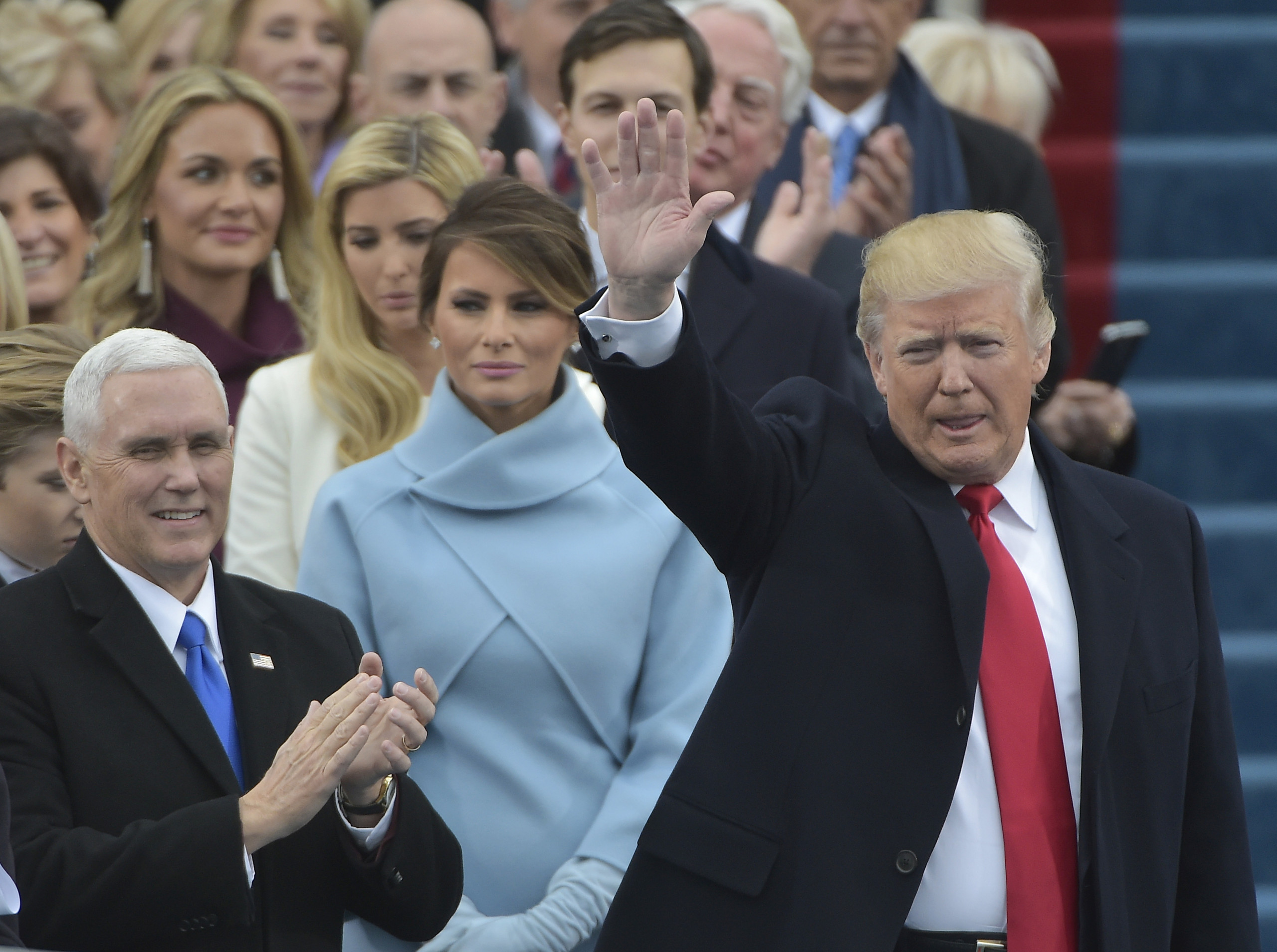 الرئيس الأميركي الـ45 غرّد كاتباً: كل شيء يبدأ اليوم.. الحراك يستمر.. العمل يبدأ