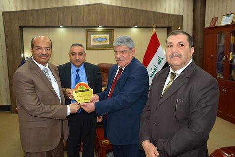 المخزومي يقدم درع جمعية الابداع العلمي الى رئيس الجامعة التقنية الوسطى