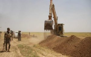 الحشد الشعبي يباشر بحفر خندق وساتر ترابي على الحدود العراقية – السورية