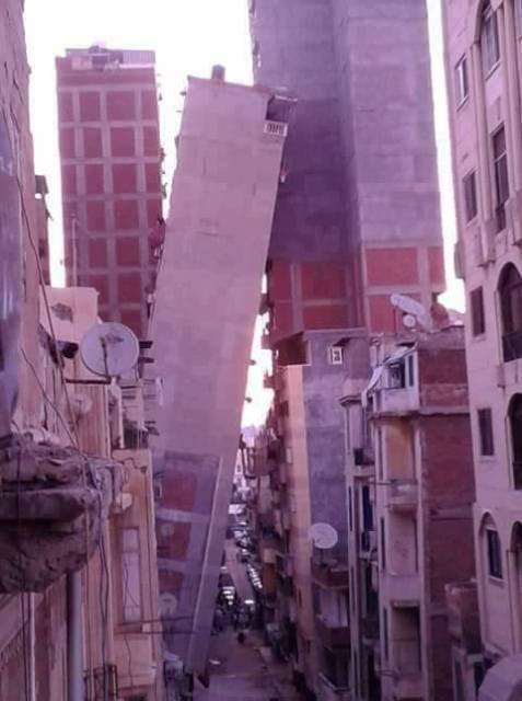 عمارة سكنية تتكأ على عمارة اخرى في الاسكندرية