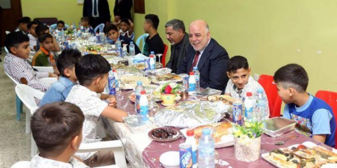 العبادي يفطر مع عدد من الايتام
