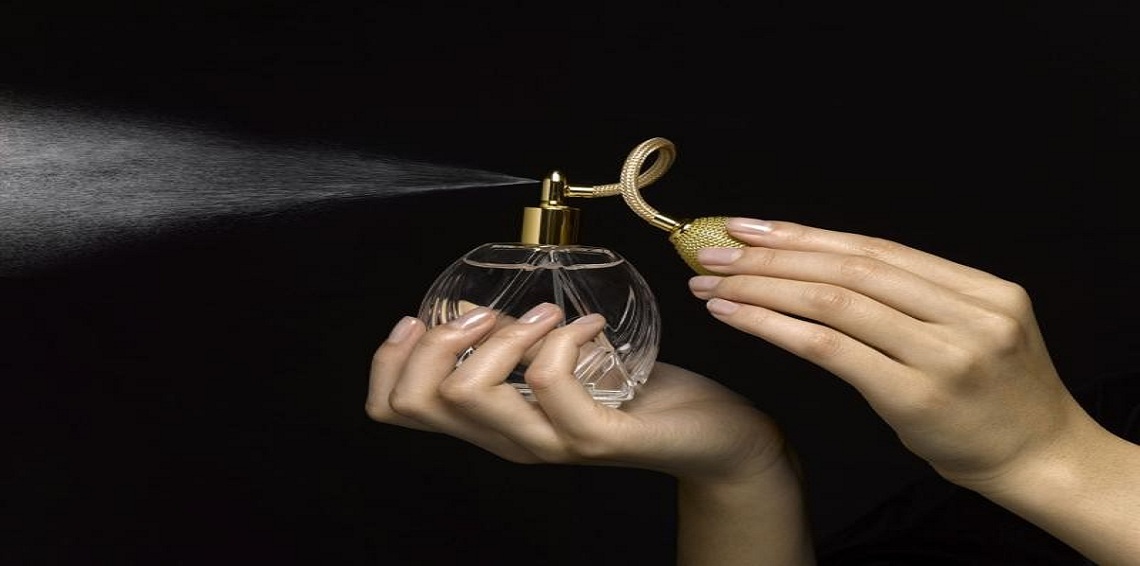 داعية سعودي: اشتمام الرجال لعطر المرأة لا يجعلها زانية