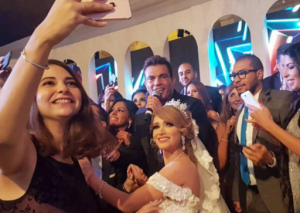عمرو دياب ملاحق من الضيوف.. ونيكول سابا تثير الجدل بفستانها القصير