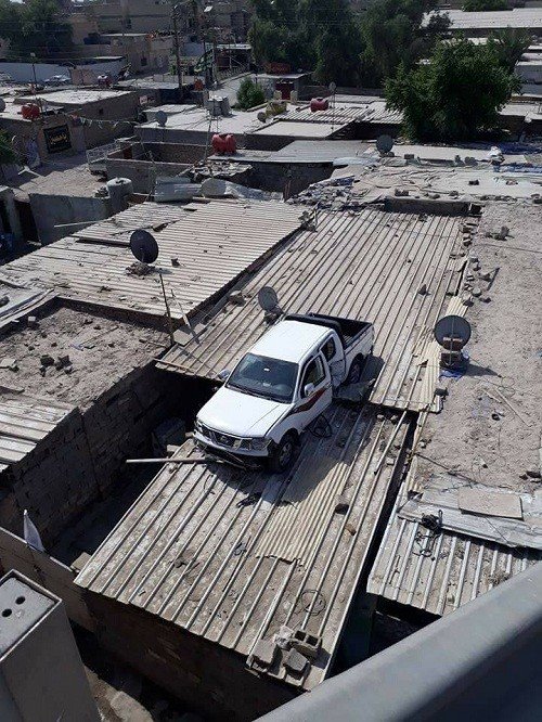 سيارة “تقفز” من الخط السريع لتستقر على سقف منزل في منطقة الشعلة