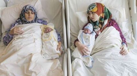في مفارقة نادرة.. أم وابنتها تنجبان في نفس اللحظة