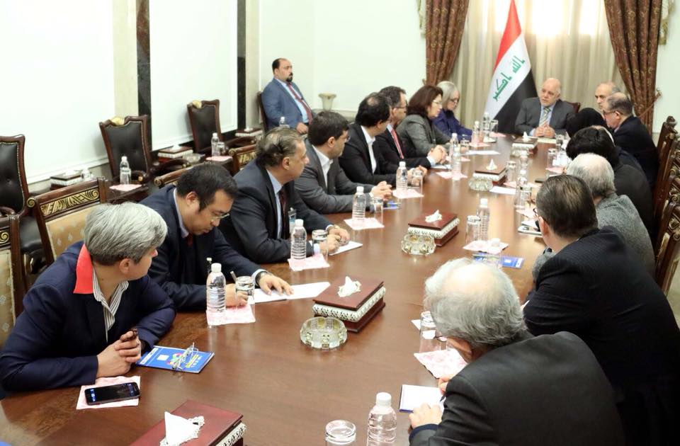 رئيس مجلس الوزراء الدكتور حيدر العبادي يلتقي بمجموعة من الباحثين والأكاديميين المشاركين بحوار الشرق الاوسط في بغداد