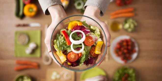 8 أطعمة لا تتناولها أبداً دون طهي.. ومنها عسل النحل