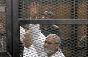 مصر .. الحكم بالسجن المؤبد لمرشد الإخوان وقادة اخرين