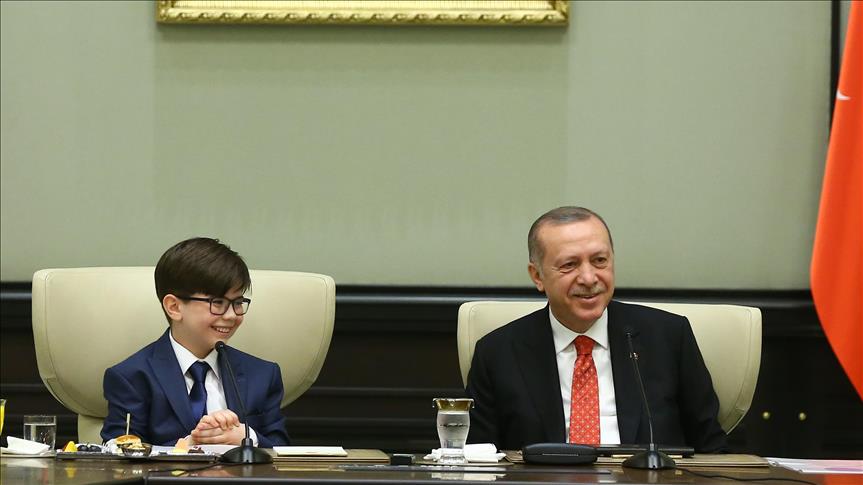 الرئيس التركي رجب اردوغان يتنحى عن منصبه بشكل مؤقت لصالح الطفل فاتح مينتاش