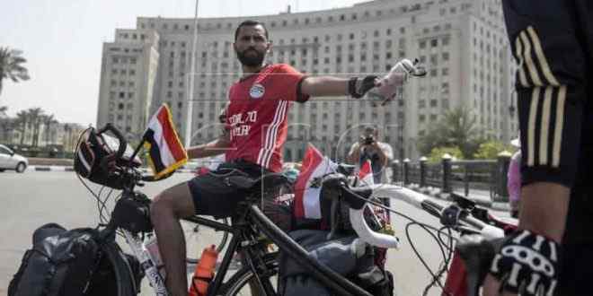مصري يرحل الى روسيا على الدراجة ليشجع منتخب بلاده