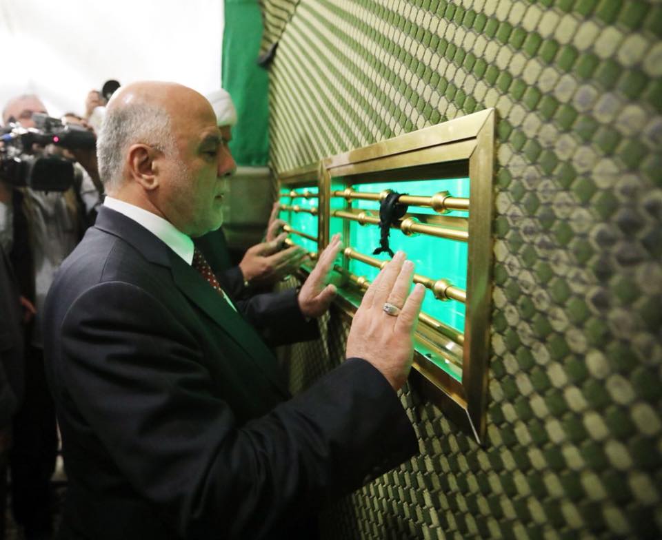 العبادي يؤدي مراسم زيارة الامامين العسكريين عليهما السلام ويطلع على اعمال التوسعة التي يشهدها المرقد الشريف