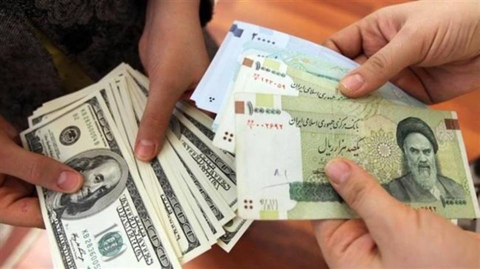 الريال الإيراني يهوي إلى مستوى قياسي جديد