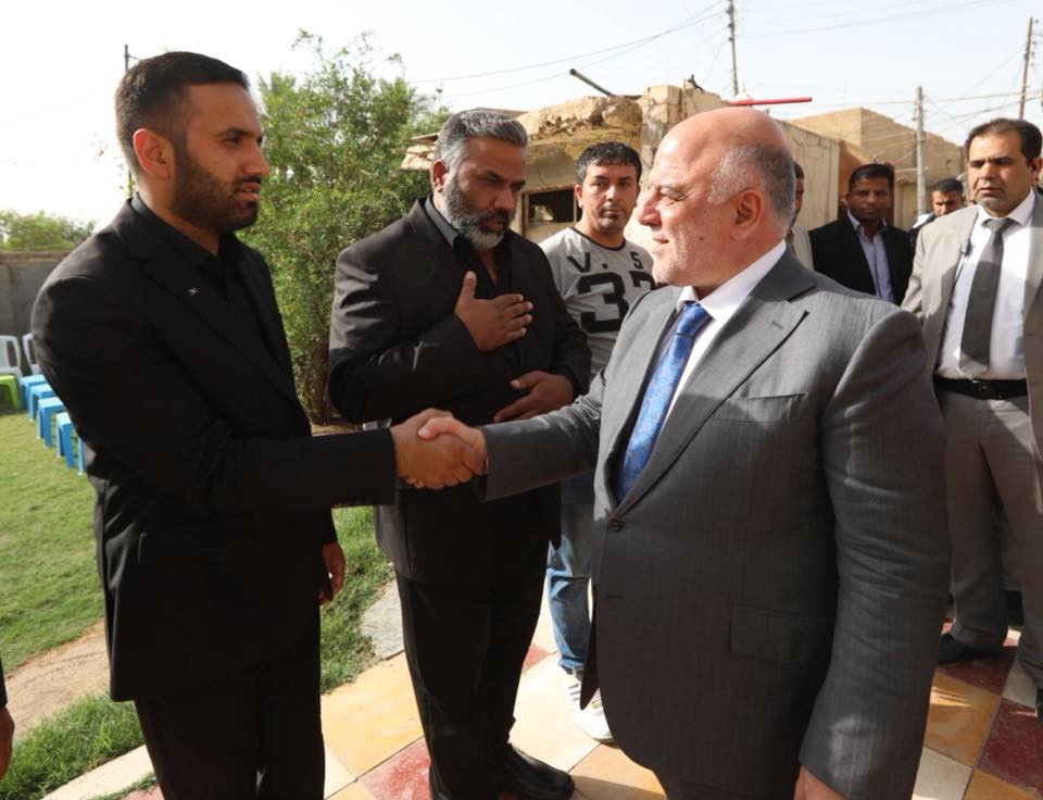 العبادي يزور عائلة الشهيد البطل العميد شريف اسماعيل عبيد المرشدي في منزلها بمحافظة بابل