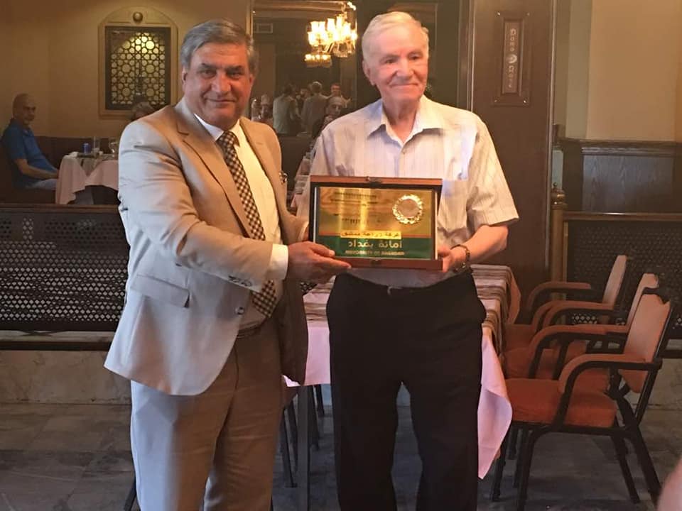 على هامش معرض دمشق الدولي للزهور..امانة بغداد تقدم دروعا لعدد من المسؤولين السوريين..