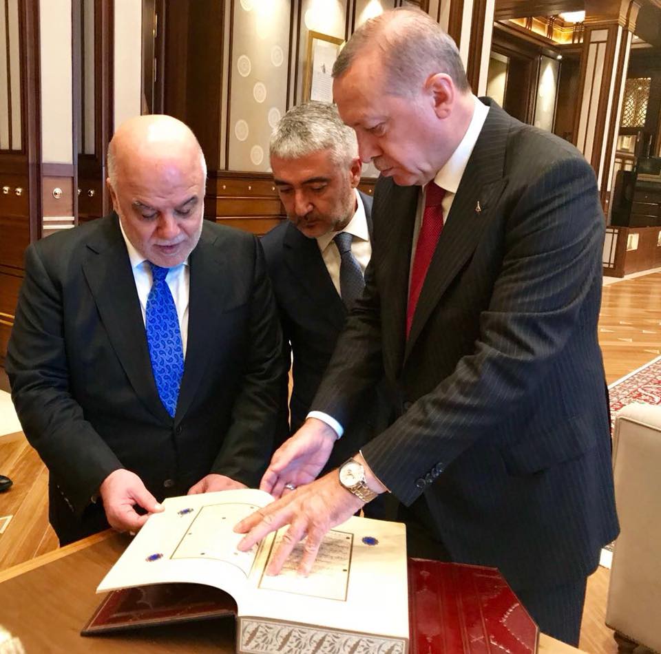 اردوغان يهدي العبادي نسخة من المصحف الكريم
