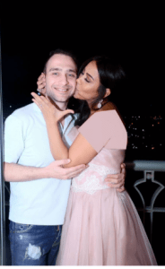 شيرين تقبل زوجها امام عدسات الكاميرا ..(صورة)