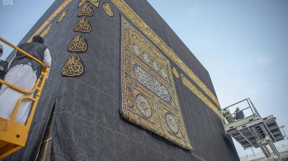 رئاسة الحرمين تباشر إسدال ثوب الكعبة المشرفة