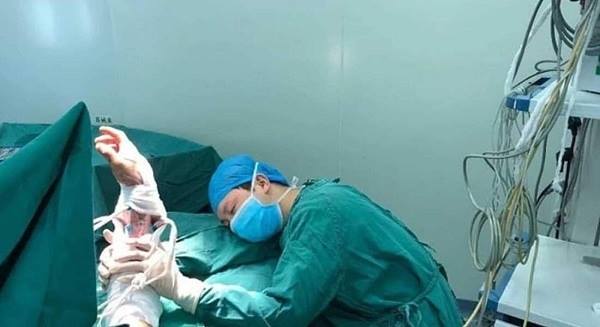 صورة مثيرة لطبيب نام في غرفة العمليات
