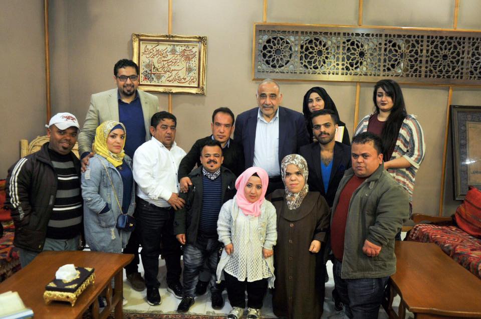 رئيس مجلس الوزراء عادل عبدالمهدي يلتقي اعضاء جمعية قصار القامة ويوجه بتلبية احتياجاتهم