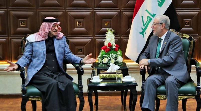 د. بشير حداد يمنح الفنان ياس خضر درع البرلمان ويدعو الحكومة إلى تقديم المساعدة للفنان حسين نعمة فوراً