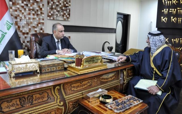 وزير الزراعة يلتقي عدد من المواطنين والفلاحين للاستماع الى طلباتهم والمشكلات التي تواجههم