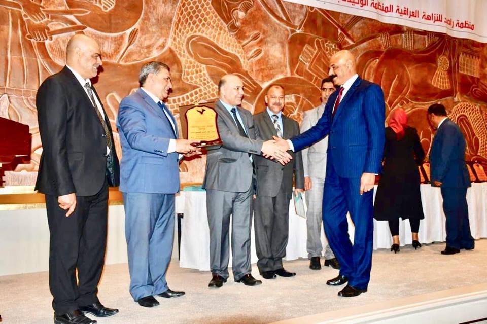 في احتفالية اقامتها منظمة راصد لدعم النزاهة العراقية ..علاء الدين القيسي يحصل على درع النزاهة