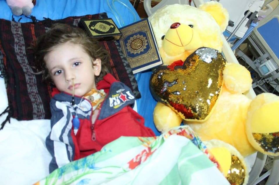 بالصور..بعد إصابته بـ”الكلمبري”..الجملة العصبية تعيد الحياة لطفل مات سريريا وشل رباعيا