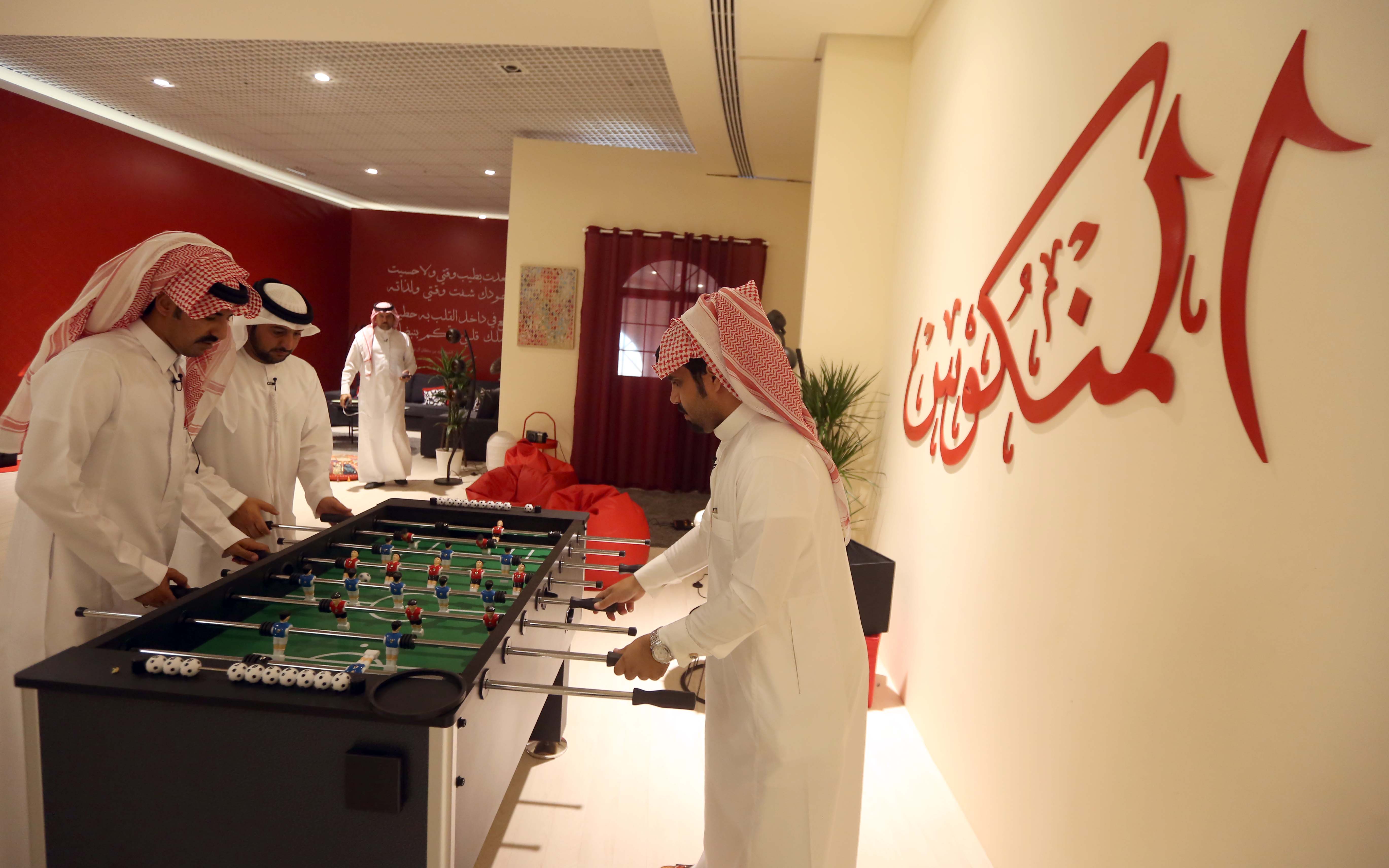 خطوة ذكية للارتقاء بمستوى المتسابقين في المرحلة الحاسمة ما قبل النهائيات .. زيارات توجيهية من أعضاء لجنة التحكيم في الحلقة السادسة من كواليس المنكوس