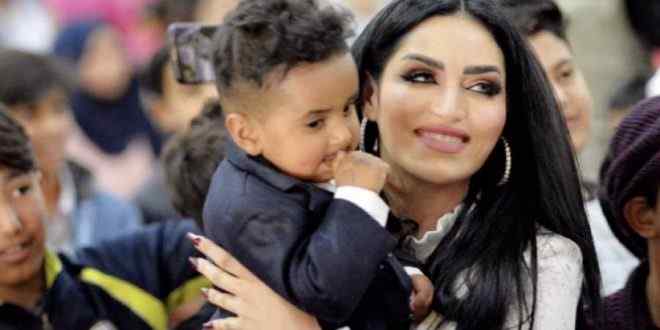 المغربية أحلام حجي تزور الاطفال في بغداد