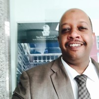 تكريم محمد مصطفى “الريتزكارلتون ابو ظبي” بجائزة خاصة في أوسكار الاعلام السياحي
