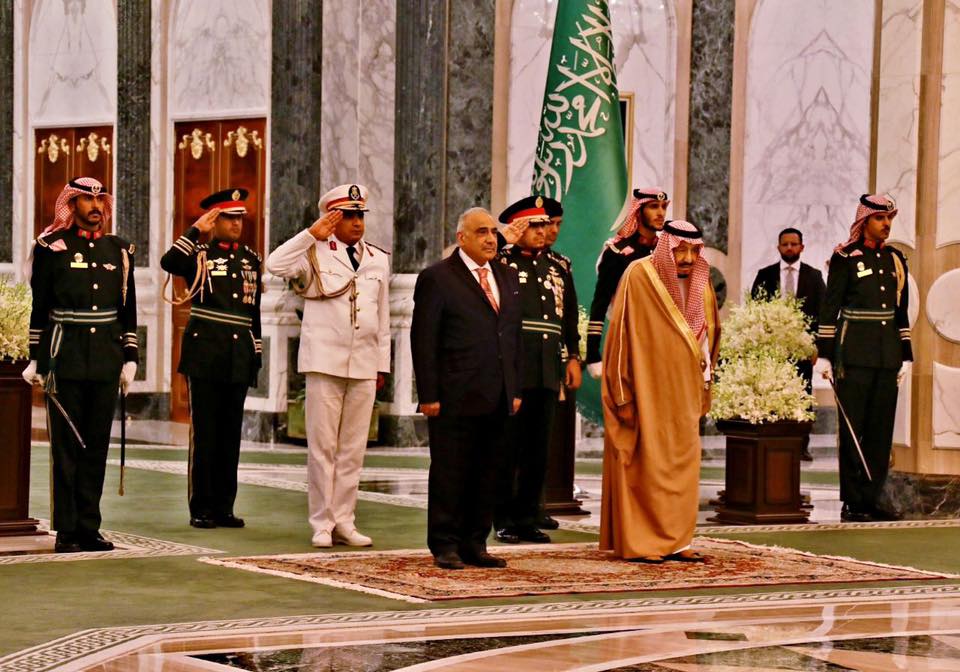 رئيس مجلس الوزراء عادل عبد المهدي وخادم الحرمين الشريفين الملك سلمان بن عبد العزيز يعقدان اجتماعاً في القصر الملكي بالعاصمة الرياض