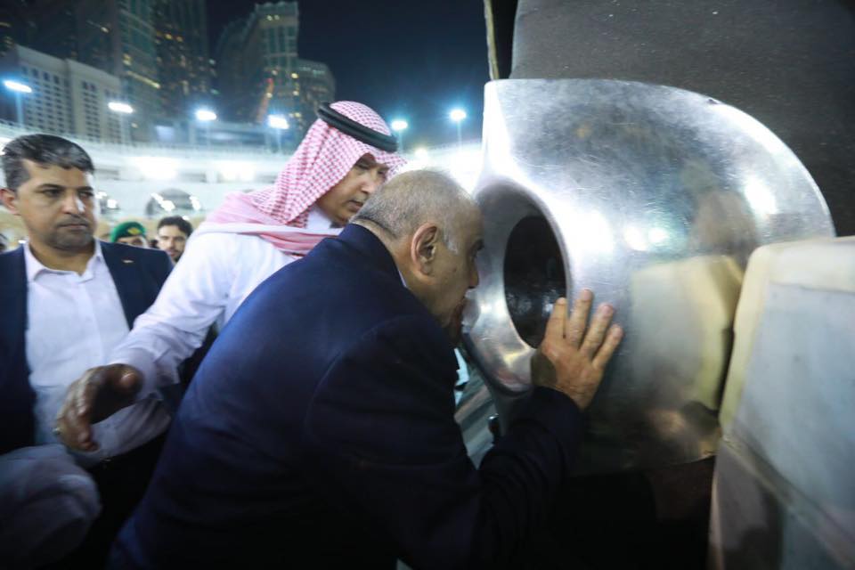 رئيس مجلس الوزراء عادل عبد المهدي خلال تشرّفه بأداء الصلاة والدعاء في جوف الكعبة المشرفة.