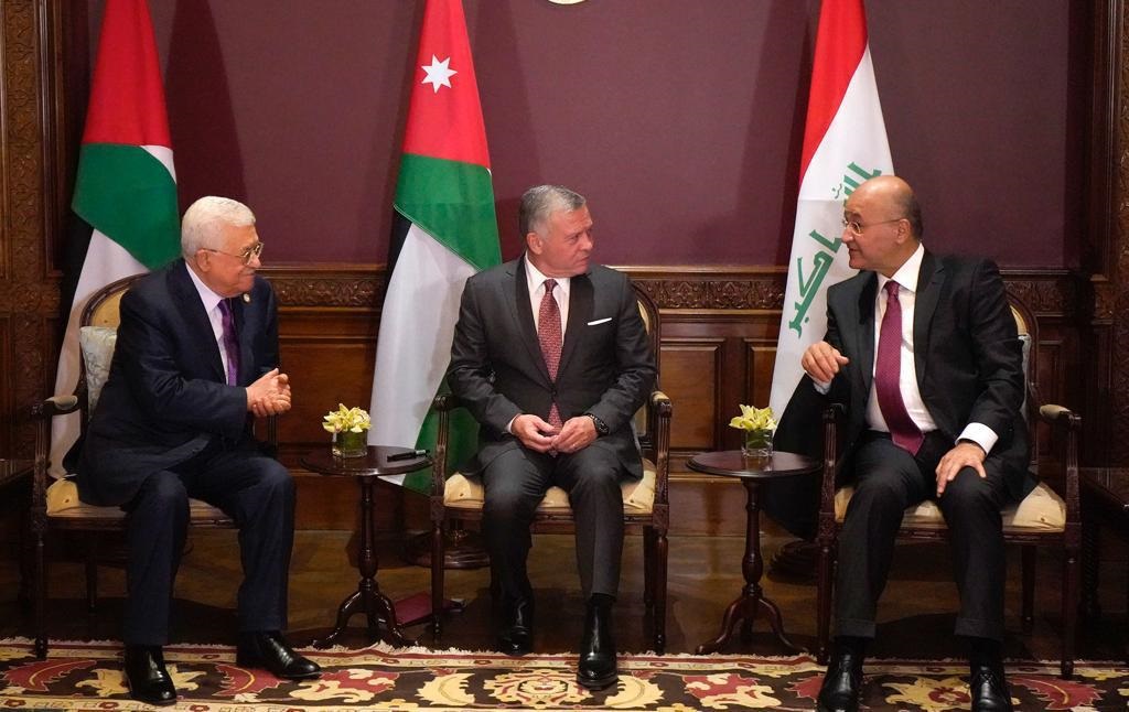 اجتماع ثلاثي بين رئيس الجمهورية والعاهل الاردني والرئيس الفلسطيني في عمان