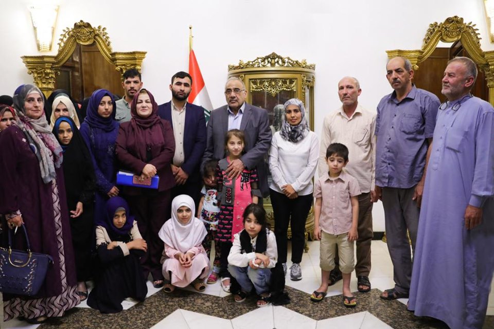 رئيس مجلس الوزراء يستقبل عددا من الناجيات والاطفال التركمان والشبك الناجين من جرائم داعش الارهابية