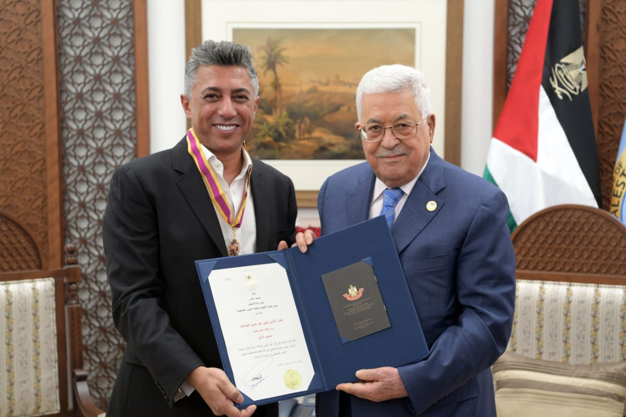 الرئيس الفلسطيني محمود عباس يقلد “صوت الأردن” عمر العبداللات “وسام الثقافة والعلوم والفنون” “مستوى التألق”