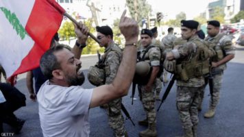 الجيش اللبناني ينتشر بكثافة في أنحاء البلاد ويفتح الطرق المقطوعة بالقوة
