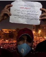 متظاهرين بـ ” ازياء تنكرية ” يتوافدون الى ساحة التحرير