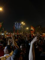 الاف العوائل القادمة من الكرخ والرصافة تنضم للمتظاهرين في التحرير