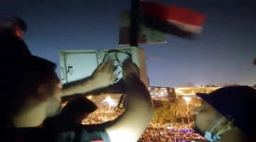 مجموعة من الشباب تنصب منظومات لتجهيـز خدمـة الانترنت في ساحـة التحرير والمطعم التركـي