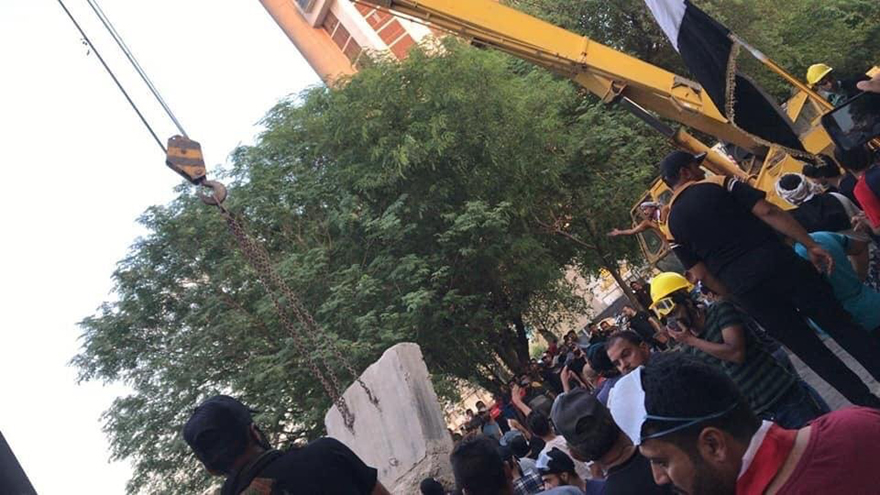 متظاهرون يفتحون شارع ابي نؤاس بعد رفع الكتل الكونكريتية