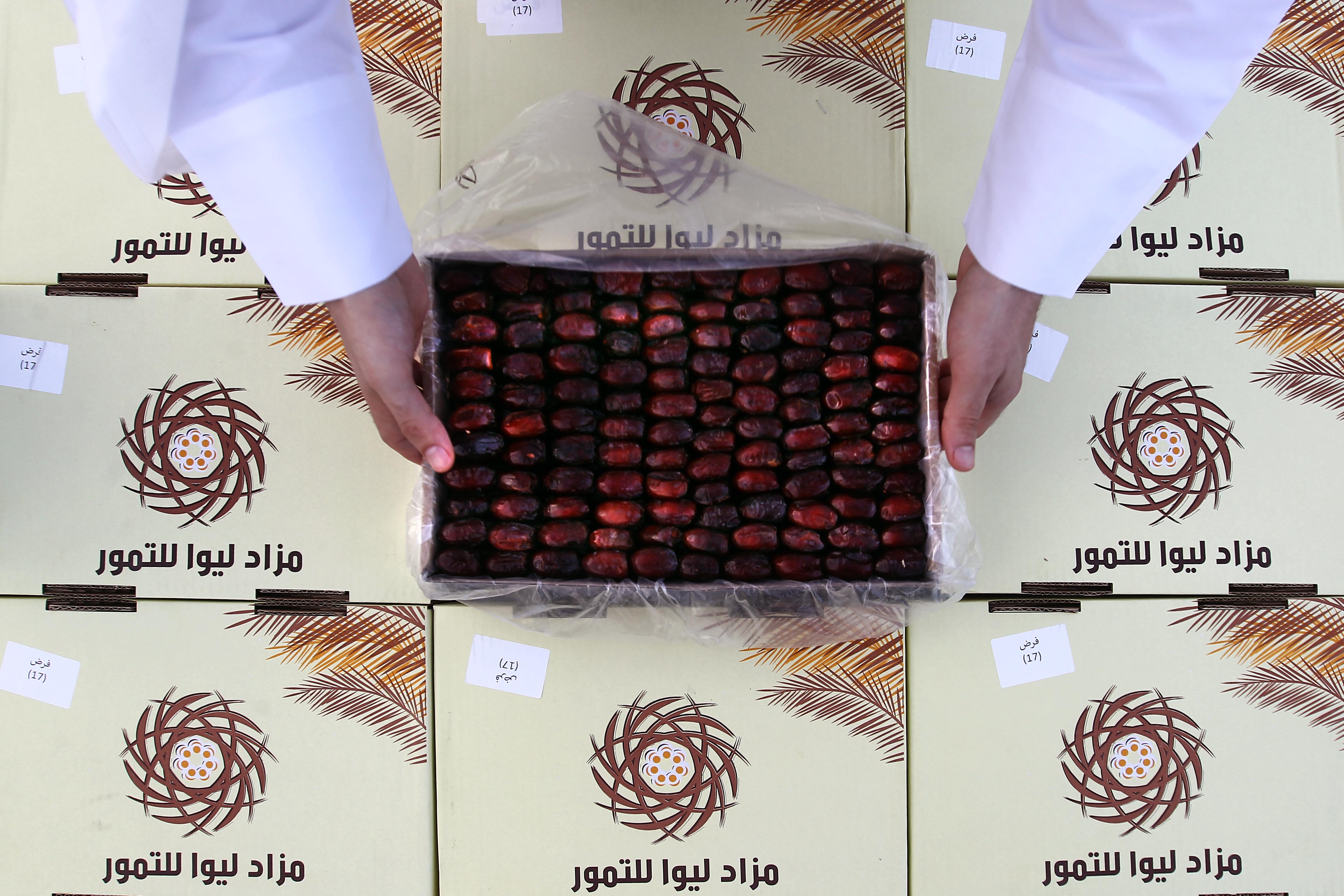 انطلاق فعاليات “مزاد ليوا للتمور” يوم أمس من منطقة الظفرة