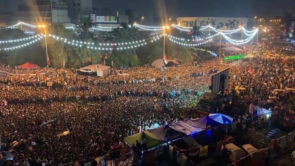عشرات الالاف يشاهدون مباراة العراق وايران من ساحة التحرير