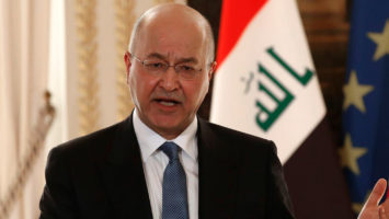 رئيس الجمهورية يؤكد لمايك بنسز اهمية نبذ العنف والحفاظ على حرية الحراك السلمي