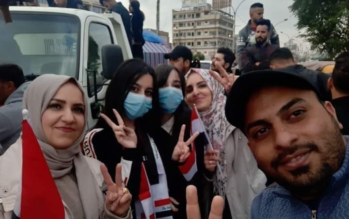 تجمع للمتظاهرين امام مقرات بعض الاحزاب في بغداد