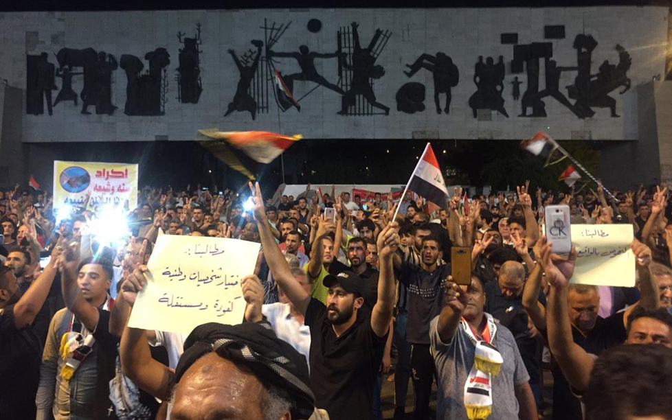متظاهرو التحرير يؤكدون ان لامصلحة للثوار في دخول الخضراء ومن يفعل ذلك لا يمثلهم