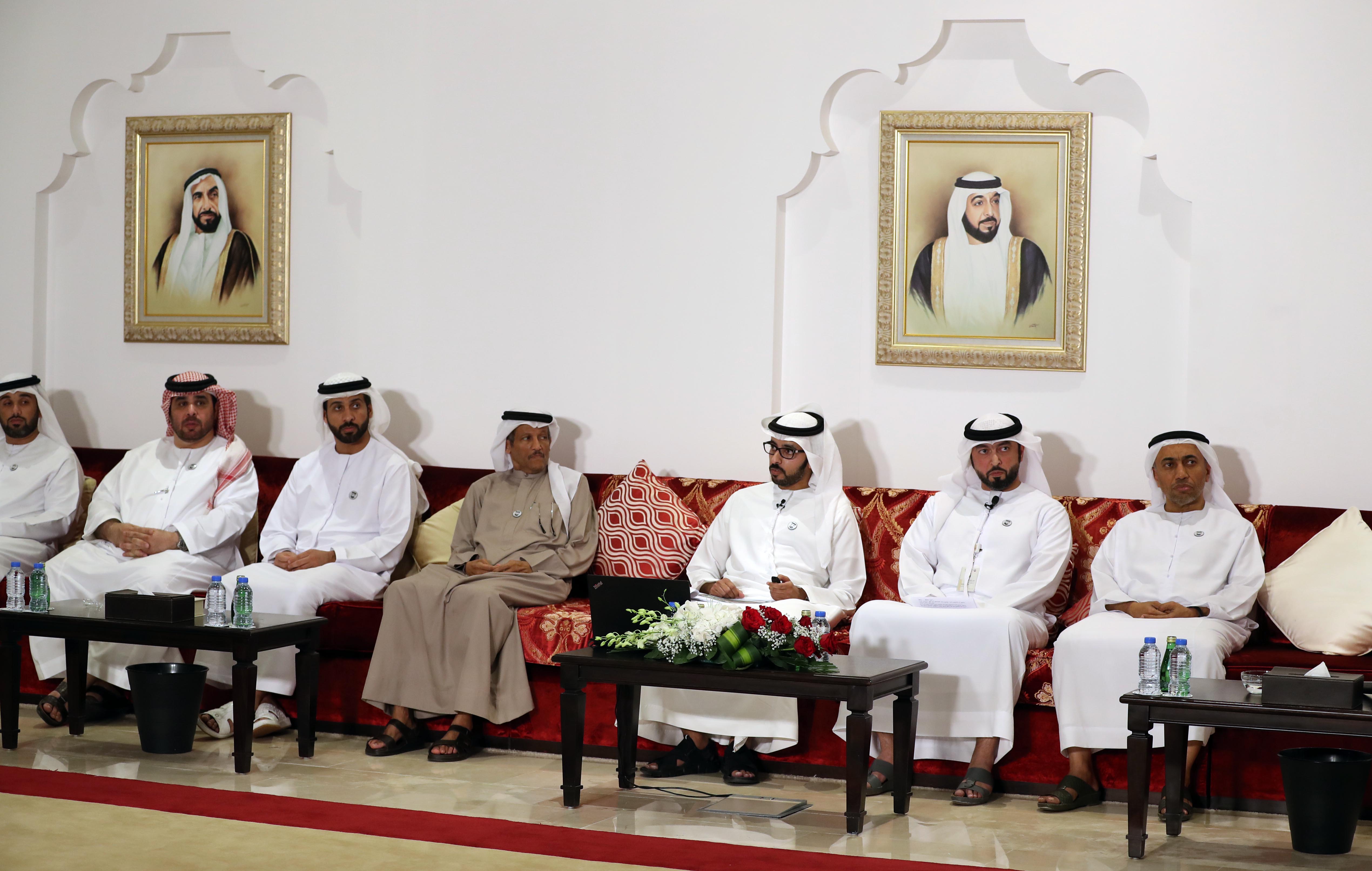 ندوة بعنوان “عرض المشاريع التطويرية المستقبلية والحالية للمرافق المجتمعية بجزيرة أبوظبي” في مجلس محمد خلف