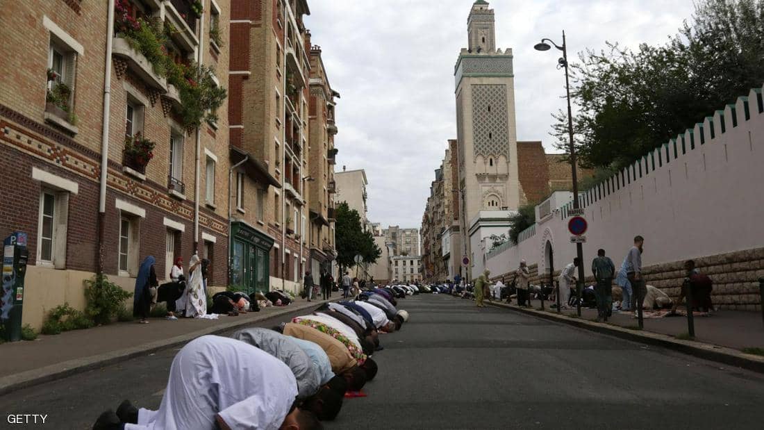 ماكرون يفرض قيودا على إيفاد دول اجنبية أئمة ومعلمين إلى فرنسا