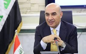 وزير عراقي يتهكم على الكتل الشيعية ويخصص “هدية ثمينة” لمن يجيب على سؤال